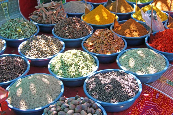 Especias India. Las especias se venden en el mercado en la India. Pimienta roja — Foto de Stock