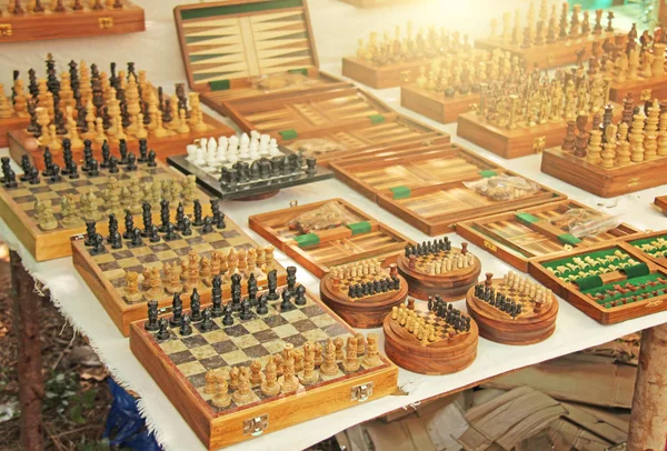 Szachy i Backgammon są sprzedawane na rynku Bazar w Indiach. Sou — Zdjęcie stockowe