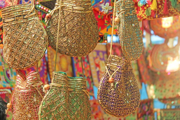 Bolsas de colores indios nacionales brillantes se venden en el mercado de ba — Foto de Stock