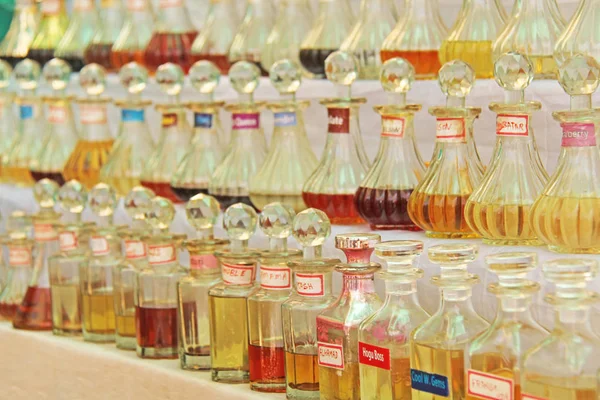 Parfüm India. Olajos szellemek India. Sok szép üveg van — Stock Fotó
