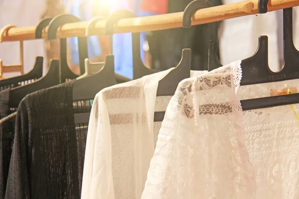 Weiße Baumwollhemden mit Stickereien hängen an Kleiderbügeln und werden verkauft — Stockfoto