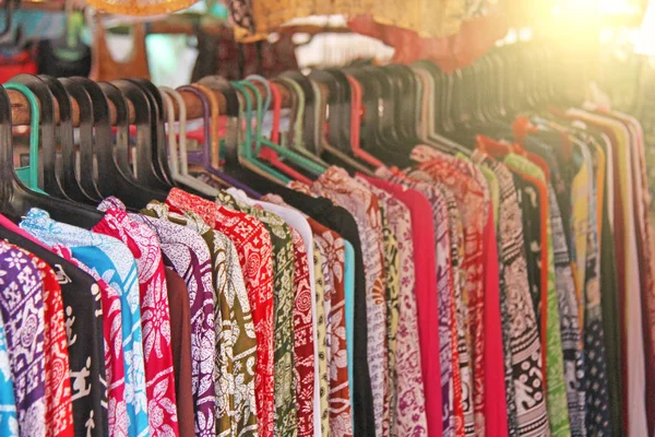 Indische Kleiderhosen hängen an einem Kleiderbügel und werden auf dem Markt verkauft — Stockfoto