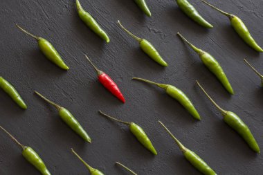 Siyah Masa üzerinde Siyah Koyu Arka Plan Üzerine Yeşil Acı Biber.
