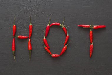 Siyah karanlık arka planda kelime sıcak kırmızı sıcak Chili Peppers
