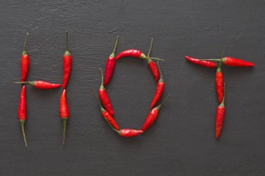 Siyah karanlık arka planda kelime sıcak kırmızı sıcak Chili Peppers