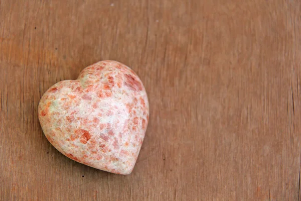 Rosa hjärta av natursten rhodochrosite. En hjärtformad s — Stockfoto