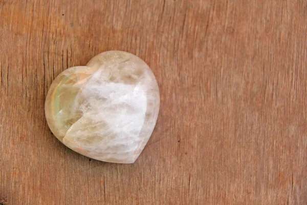 Heart made of natural stone quartz. A heart shaped stone lies on — Stock Photo, Image