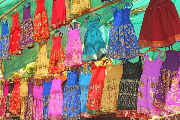 Πώληση ρούχων παιδιά. Παιδικά ρούχα Ινδίας. Αγορά παζαριού — Φωτογραφία Αρχείου