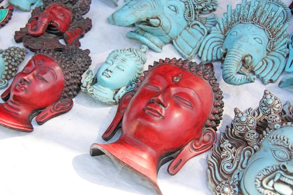 La cara roja del Buda es el Ganesha azul en el mercado de — Foto de Stock