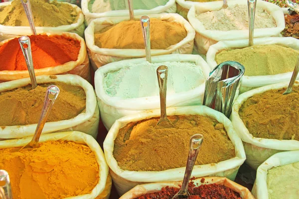 Kryddor Indien. Kryddor säljs på marknaden i Indien. Röd paprika — Stockfoto