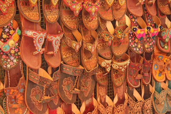 Δερμάτινα παπούτσια στην αγορά της Ινδίας. Φόντο — Φωτογραφία Αρχείου