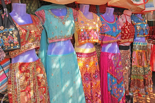여성을위한 사리 옷 인도. 인도의 바자 시장. 밝은 사르 — 스톡 사진