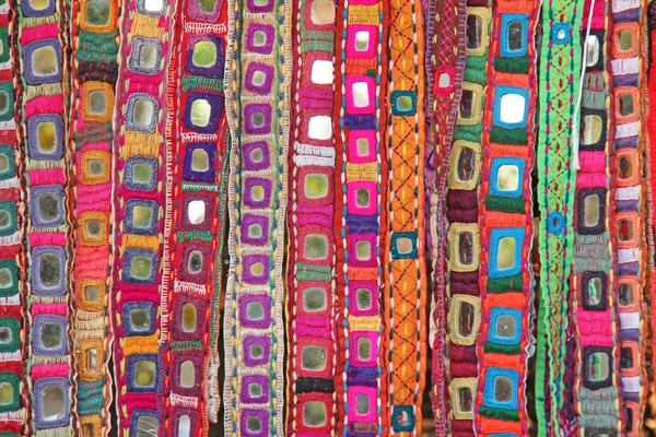 Красочные этнические пояса с зеркалами на рынке в ГоА, Индия. Тибе — стоковое фото