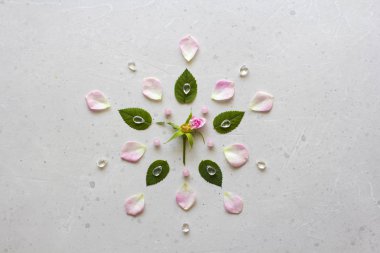 Çiçek Mandala Gri Arka Plan üzerinde. Geometrik çiçek compositio