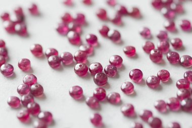 Yakut taşları beyaz bir masanın üzerinde, beyaz bir arka plan da yatıyor. Doğal st