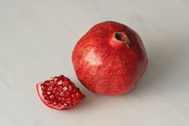 Büyük Olgun Kırmızı Granets veya Garnets. Kırmızı Olgun Nar Meyveler 