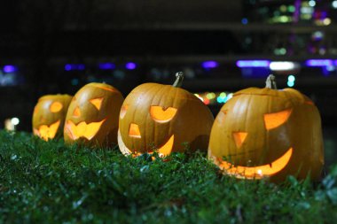 Halloween Pumpkins kafa. Bir gülümseme ve gözleri ile turuncu kabak