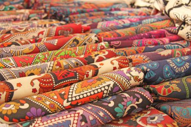 Parlak renkli kumaşlar Hindistan süsler ve oryantal çizimler. Bu