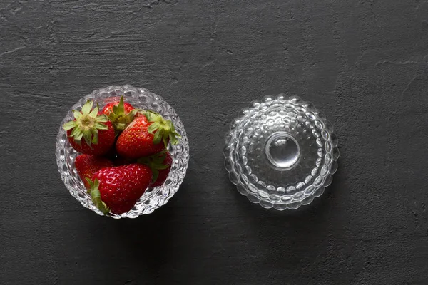 Hermosa fresa roja en un tazón redondo de vidrio. Fresas en un — Foto de Stock