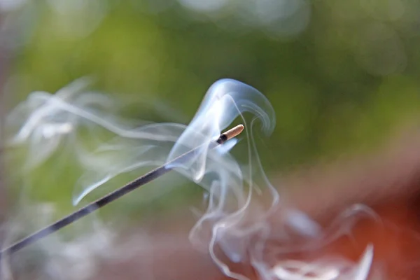 향이 타오르는 향과 연기. 아름다운 연기. B — 스톡 사진