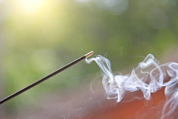 Pau de incenso e fumo da queima de incenso. Belo fumo. B — Fotografia de Stock