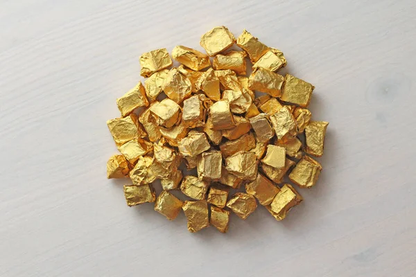 Ingots or Nuggets of Pure Gold. Hoja de oro. Resina de té Puer —  Fotos de Stock