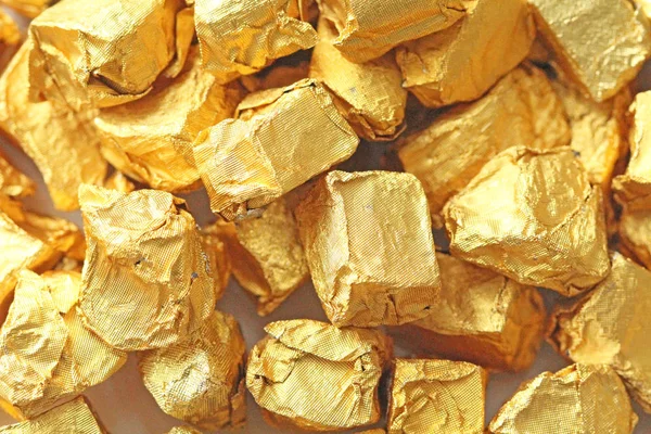 Złote tło. Wlewki lub Nuggets czystego złota. Złoty liść. Te — Zdjęcie stockowe
