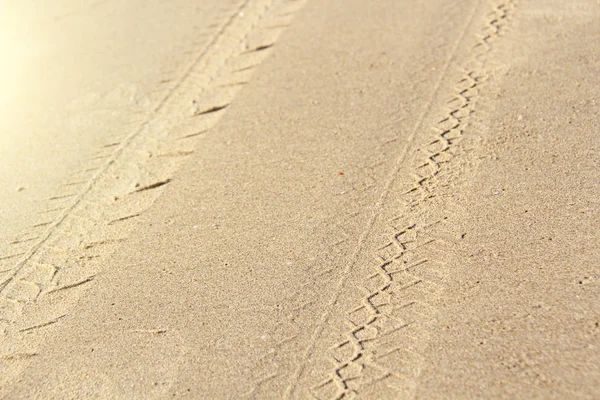 Spuren auf dem Sand von einem Motorrad oder Motorrad. Spuren aus — Stockfoto