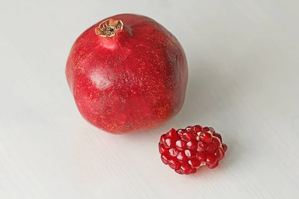 Grote rijpe rode Granetten of granaten. Vruchten van rode rijpe granaatappel — Stockfoto