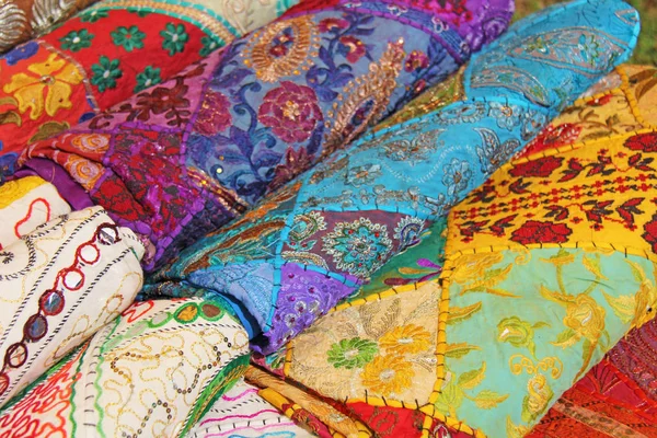 Sari. Tejidos de colores brillantes India. Está construido en el mercado. H —  Fotos de Stock