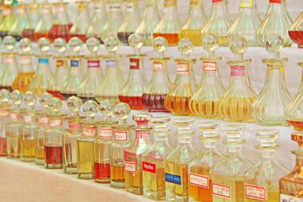 Άρωμα Ινδίας. Λιπαρά πνεύματα Ινδία. Πολλά όμορφα μπουκάλια είναι σε — Φωτογραφία Αρχείου
