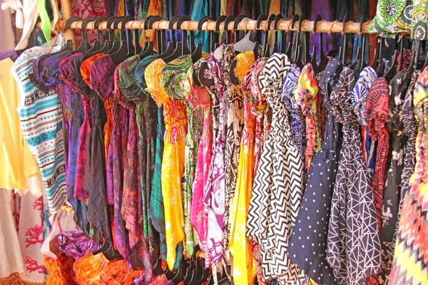 Bunte Kinderkleider oder Sarafane hängen an Kleiderbügeln und — Stockfoto