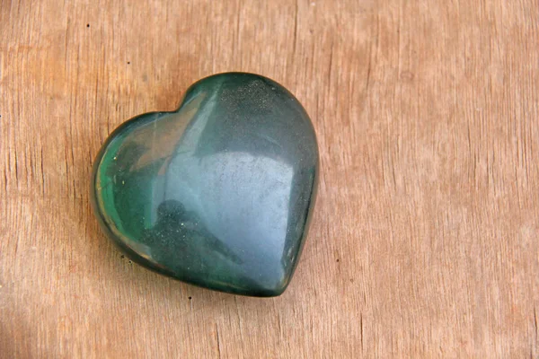 Green heart made of natural stone jade. A heart shaped stone lie — Stock Photo, Image