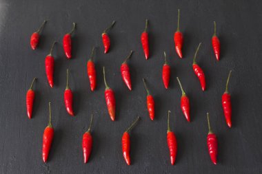 Siyah Masa Üzerinde Siyah Koyu Arka Plan Kırmızı Acı Biber. A