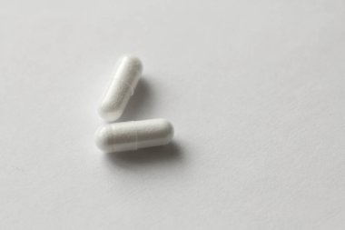 Beyaz şeffaf Kapsüller veya tabletler beyaz arka planda. M