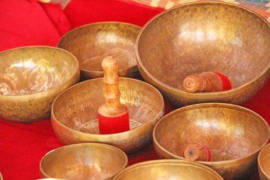 Şarkı söyleyen bronz kase. Altın şarkı kase üzerinde satılır