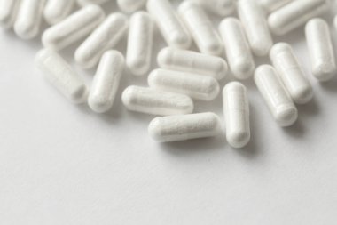 Beyaz şeffaf Kapsüller veya tabletler beyaz arka planda. M