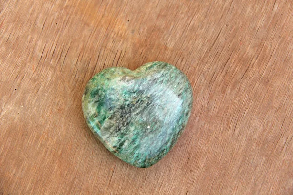 Cuore verde in marmo naturale di pietra. Una pietra a forma di cuore l — Foto Stock