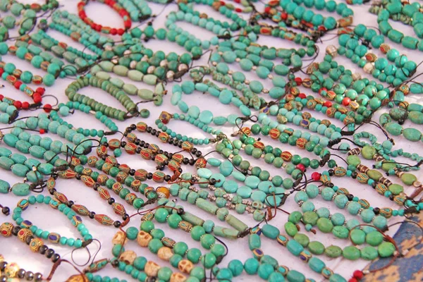 Bracelets pierre turquoise sur le marché en Inde, Anjuna. Cadeaux s — Photo