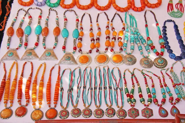 Bright orange and blue turquoise beads are sold on the market in — Stock Photo, Image