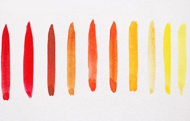 Beyaz arka plan üzerinde suluboya parlak şeritler. Kırmızı, sarı, ora