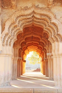 Hampi Lotus Mahal Tapınağı, Karnataka, Hindistan. Güzel oyulmuş 