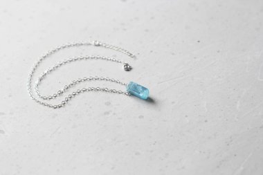 Gümüş zincirde kristal mavi su deniz ürünleri. Kolye aquamar