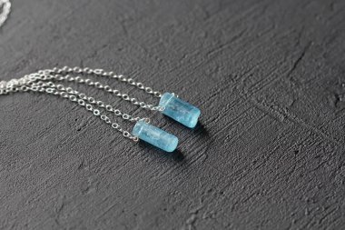 Gümüş zincirde kristal mavi su deniz ürünleri. Kolye aquamar