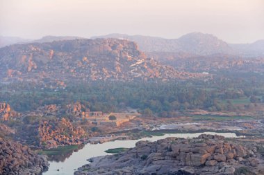 Hampi köyünde Tungabhadra nehri. Büyük taş. Tropikal e