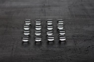 Taş rhinestone, kaya kristali. Doğal şeffaf taşlar yalan o