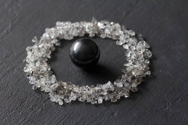 Siyah bir arka plan üzerinde dağınık elmas. Ham elmas ve minin