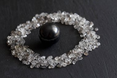 Siyah bir arka plan üzerinde dağınık elmas. Ham elmas ve minin