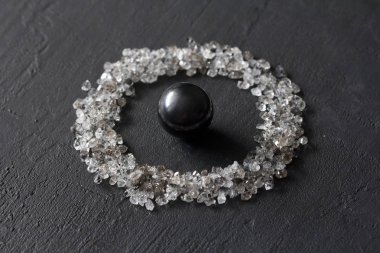 Siyah bir arka plan üzerinde dağınık elmas. Ham elmas ve minin