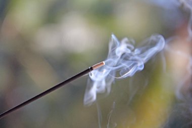 Tütsü sopa ve tütsü yanan duman. Güzel bir duman. B